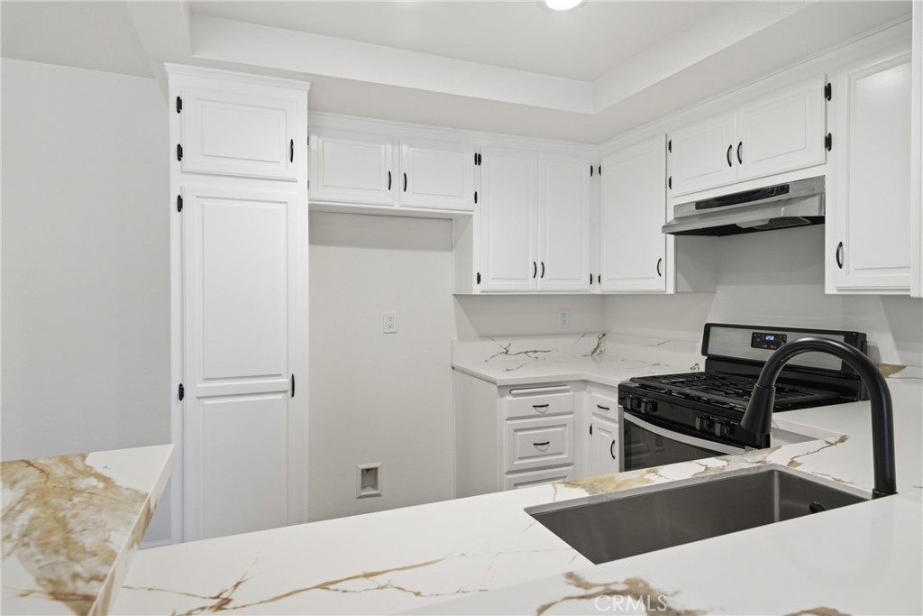 The remodeled kitchen opens to the living and dining areas through a convenient breakfast bar. - 24278 El Pilar, Laguna Niguel CA 92677 - photo 5