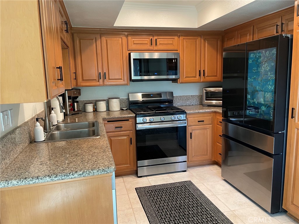 Kitchen with High-end appliances - 24298 El Pilar, Laguna Niguel CA 92677 - photo 9