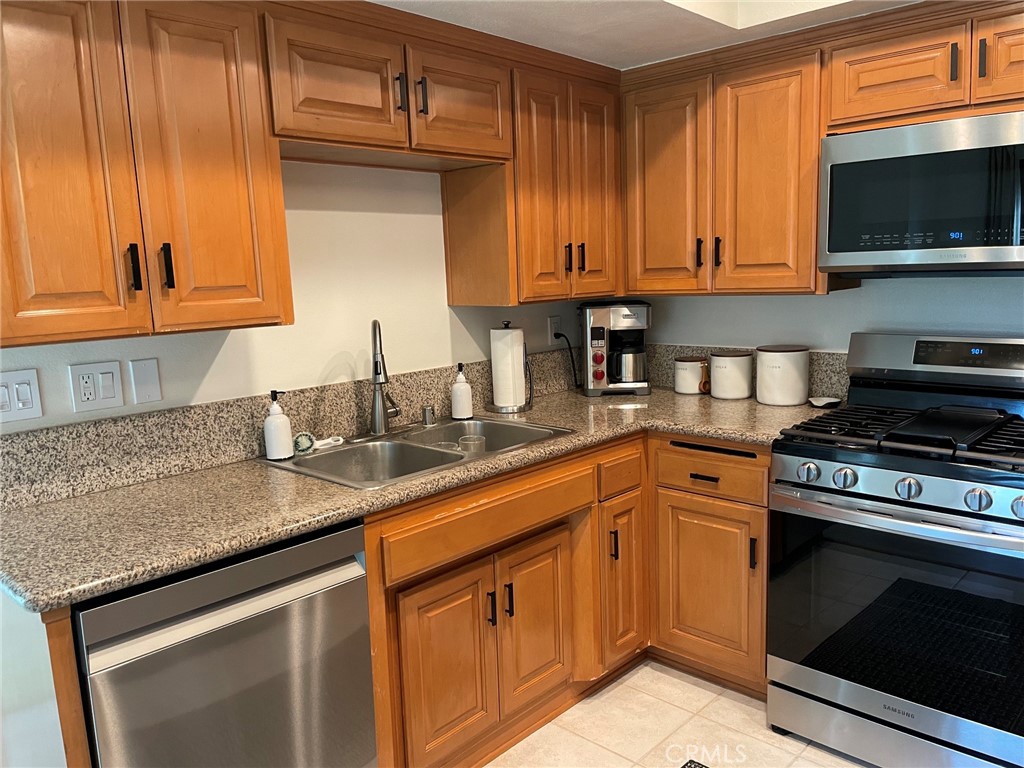 Kitchen with granite counter top - 24298 El Pilar, Laguna Niguel CA 92677 - photo 11