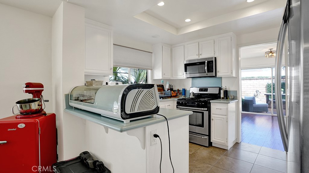 Bright kitchen - 24341 Mira Verde, Laguna Niguel CA 92677 - photo 14