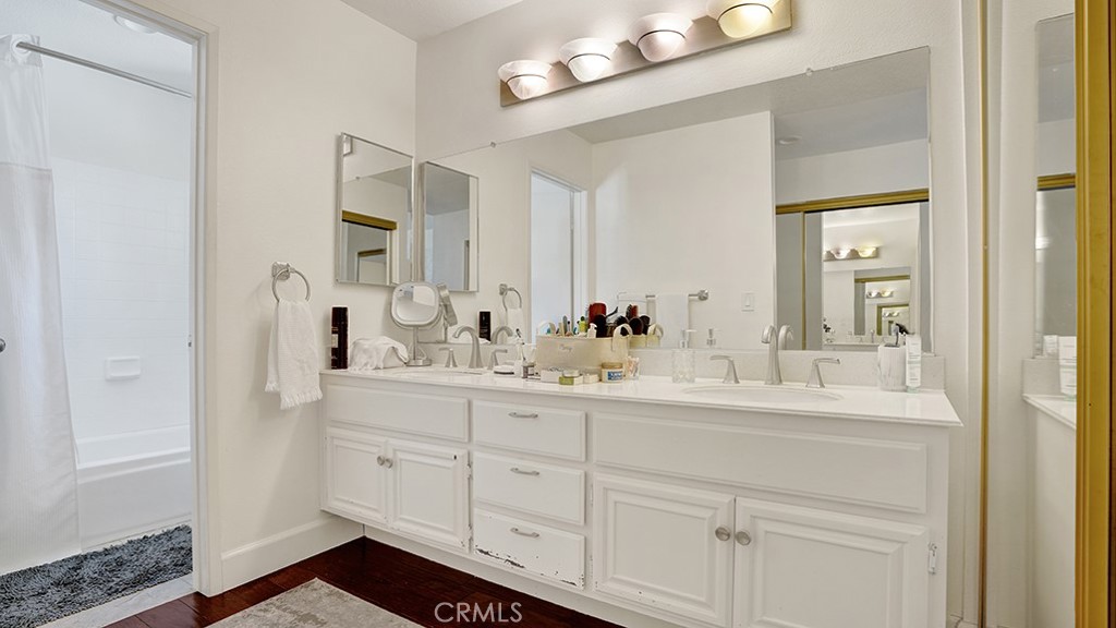 Main BR en-suite with dual sinks and tub shower combo - 24341 Mira Verde, Laguna Niguel CA 92677 - photo 22