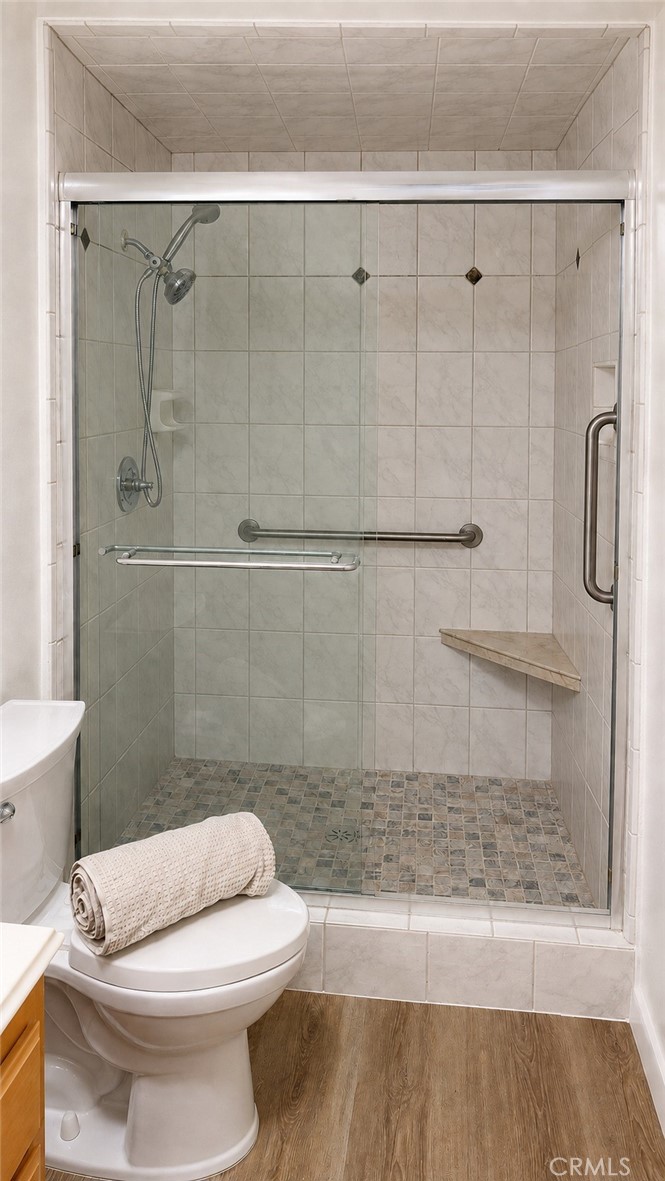 Primary bathroom w tile walk-in shower - 24876 Via Larga, Laguna Niguel CA 92677 - photo 8