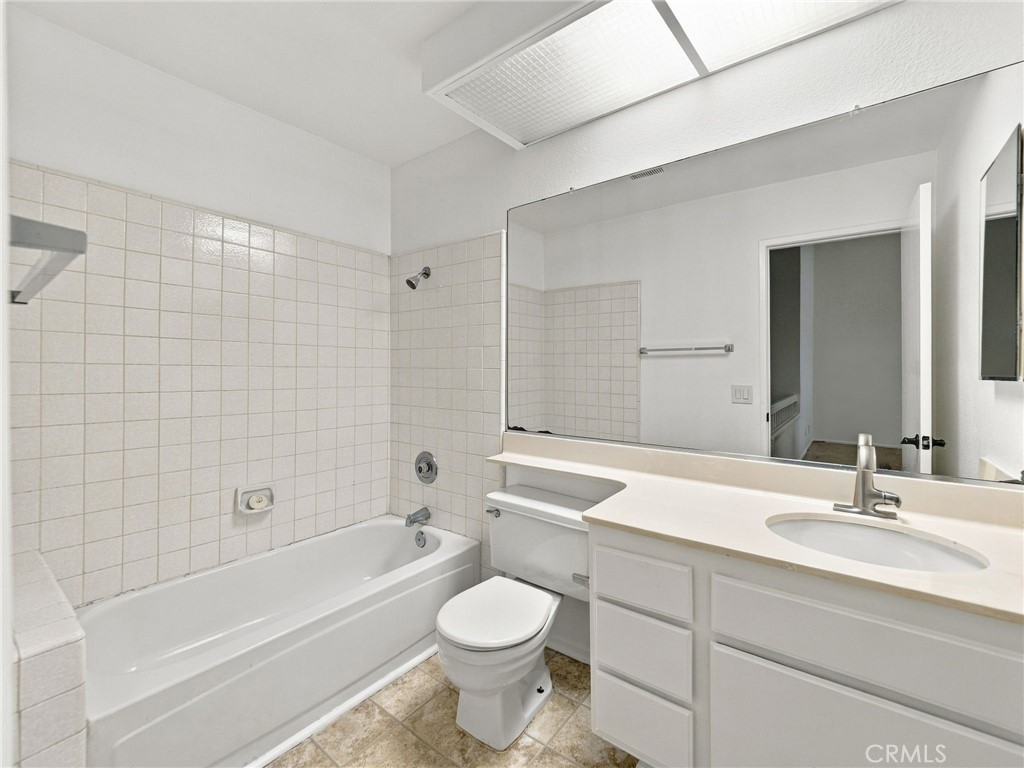 Upstairs Hall Bath - 24879 Nueva Vista, Laguna Niguel CA 92677 - photo 18