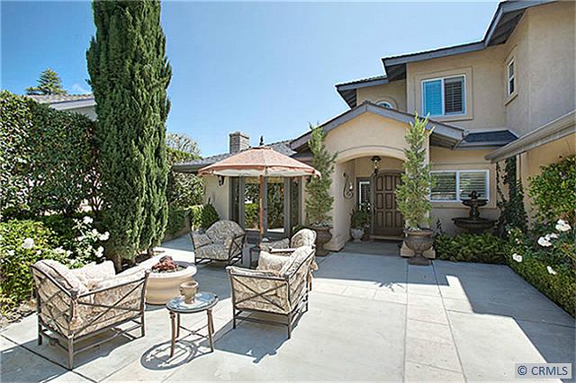 Welcoming entry with fountain and firepit. - 25082 VIA BAJO CERRO, Laguna Niguel CA 92677 - photo 1