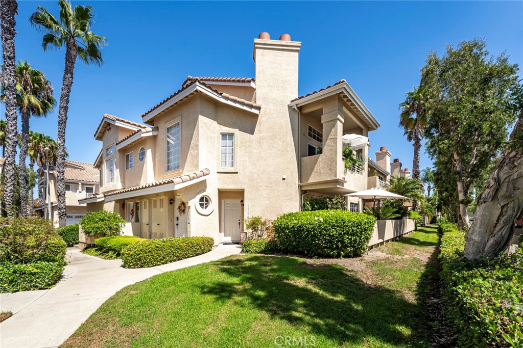 Private walkway leading to the entry of the home. - 25196 Via Azul, Laguna Niguel CA 92677 - photo 1