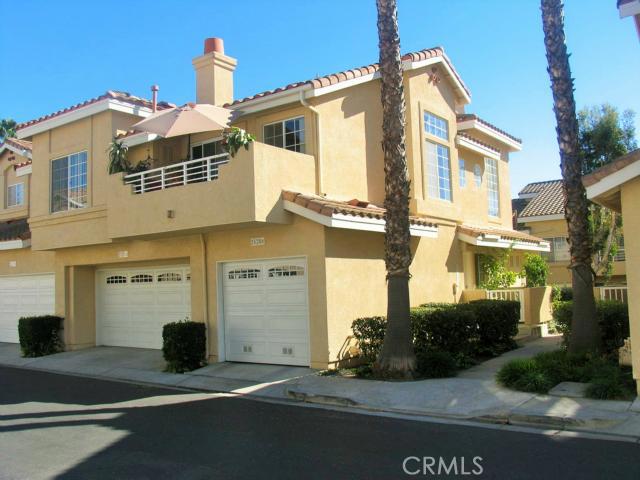 End upper unit with balcony, one car garage - 25206 Via Azul, Laguna Niguel CA 92677 - photo 1