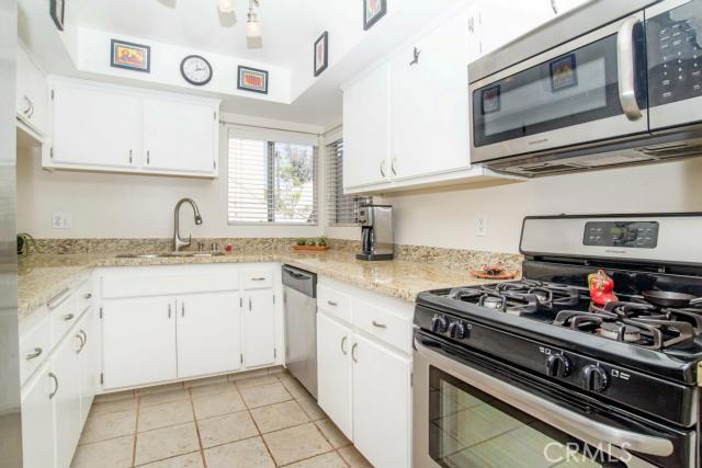 The kitchen offers stainless appliances include a Frigidare Gas Range, Microwave and Dishwasher. - 25576 Via Cresta, Laguna Niguel CA 92677 - photo 1