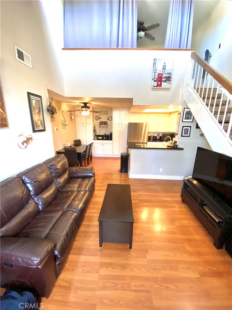 Light and bright open living room. - 27288 Avenida De La Plata 138, Laguna Niguel CA 92677 - photo 1