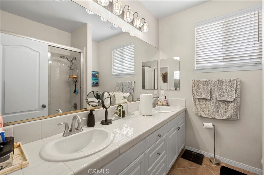 Shared Bathroom - 27781 Country Lane Rd, Laguna Niguel CA 92677 - photo 31