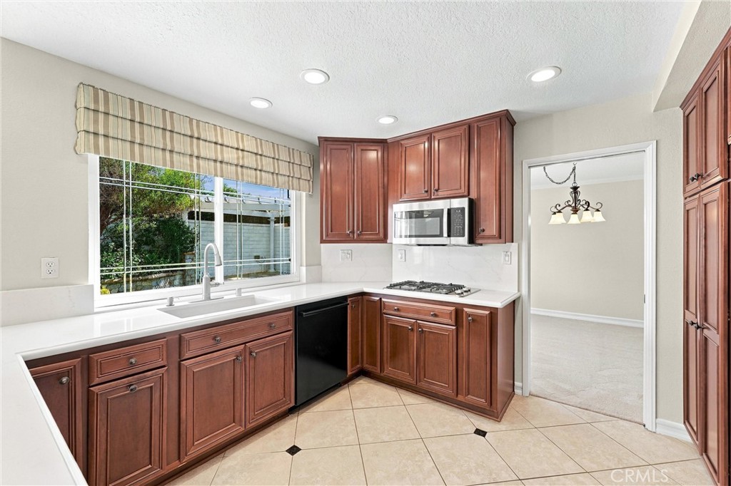 Newer dual-paned windows and view of the backyard to keep an eye on young family or guests. Easy entrance to formal dini - 28172 Bluebell Drive, Laguna Niguel CA 92677 - photo 7