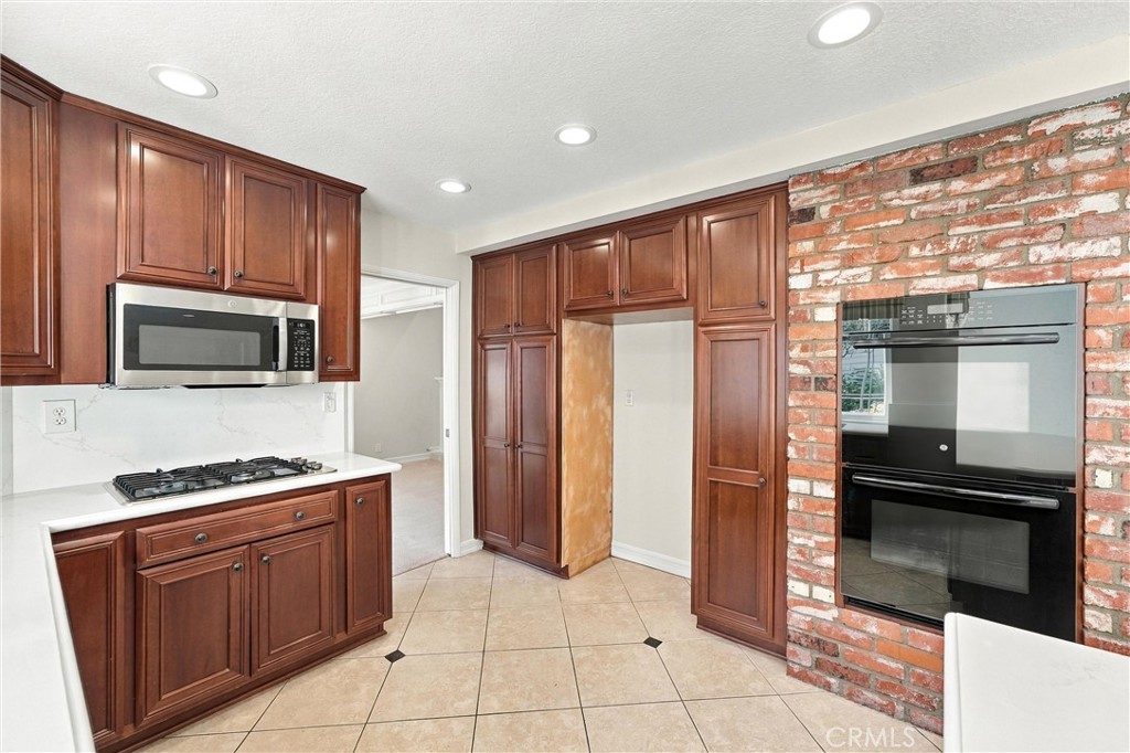 Plenty of storage! Bring your own refrigerator or owner will supply one. Large double ovens. Warm, cozy brick decorative - 28172 Bluebell Drive, Laguna Niguel CA 92677 - photo 9