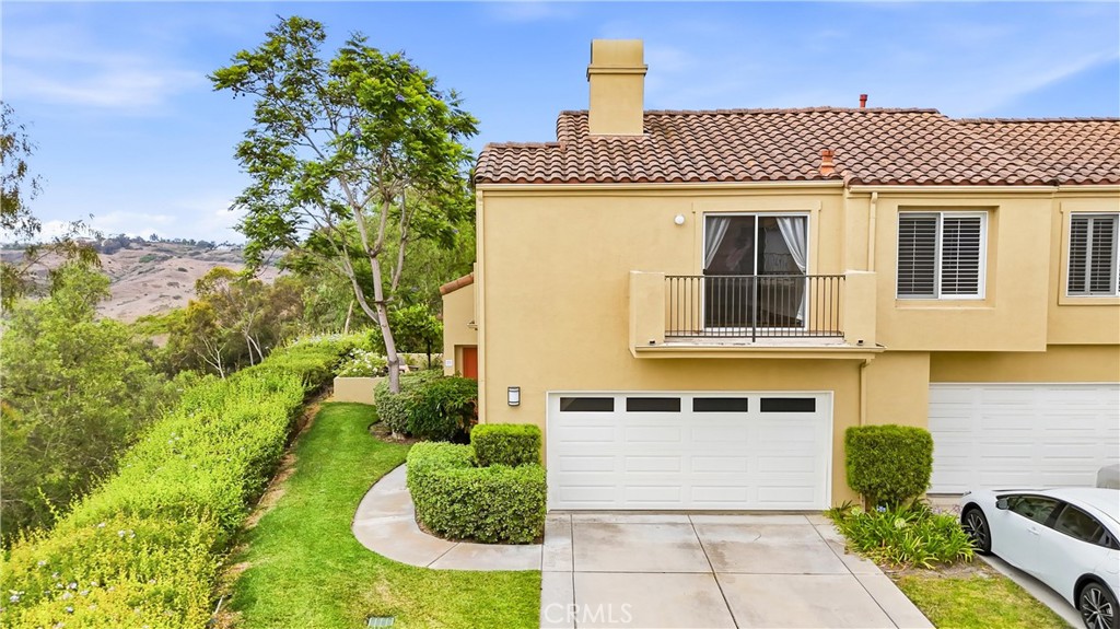 End unit with 2 car garage and 2 car driveway - 29 Fleurance Street, Laguna Niguel CA 92677 - photo 3