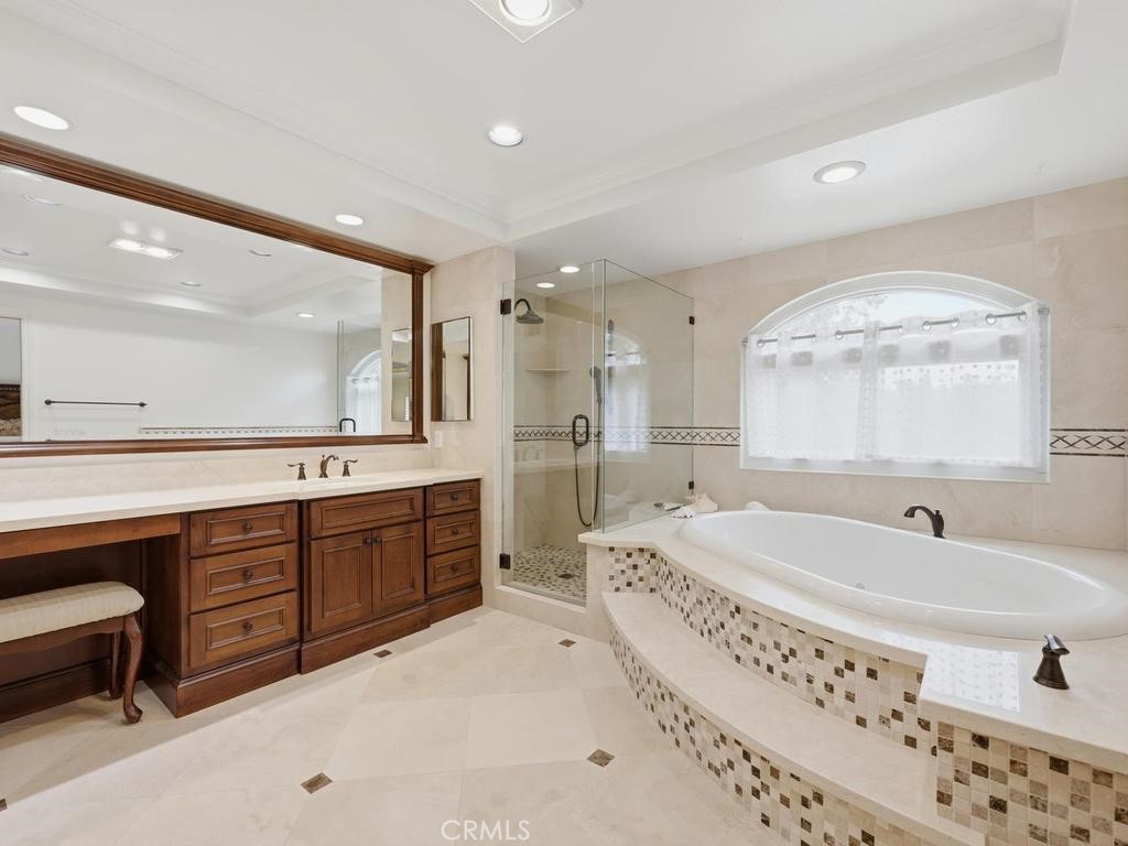 Primary bathroom w/spa jetted tub and separate shower - 29352 Clipper Way, Laguna Niguel CA 92677 - photo 23