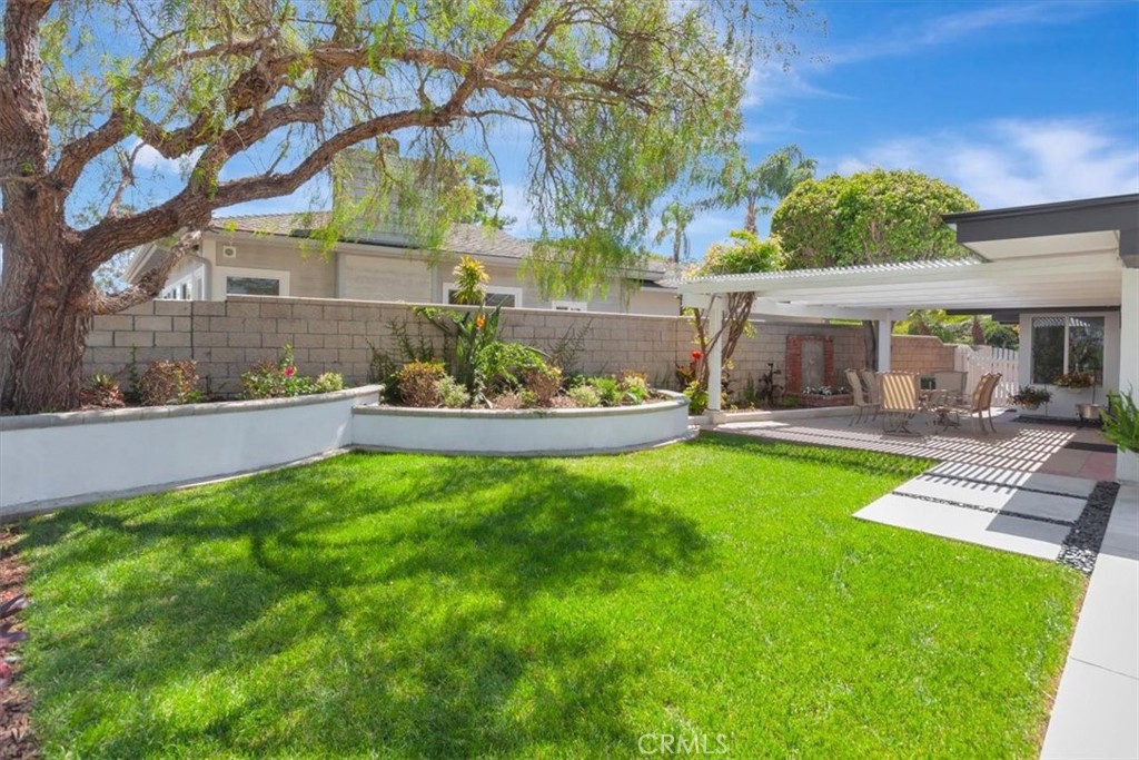 Can you see putting a swing on the tree in the backyard, I think it's calling for one.... - 29642 Colebrook Drive, Laguna Niguel CA 92677 - photo 16