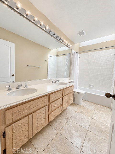 Upstairs Shared Bathroom - 30382 Anamonte, Laguna Niguel CA 92677 - photo 27