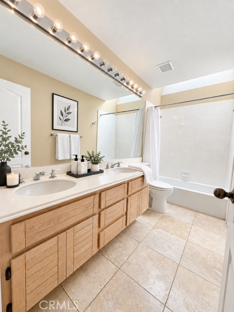 Upstairs Shared Bathroom - Virtually staged - 30382 Anamonte, Laguna Niguel CA 92677 - photo 28