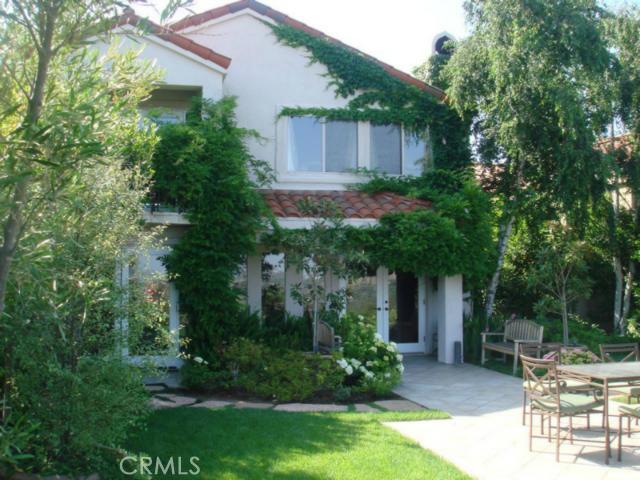 French doors open from both the kitchen and livingroom onto an expansive backyard. - 30946 Calle Moraga, Laguna Niguel CA 92677 - photo 1