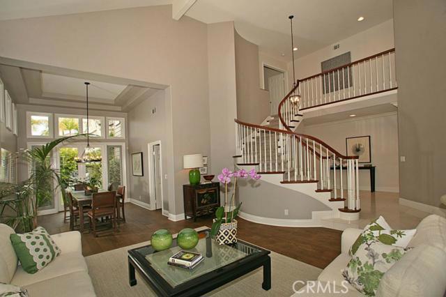 Welcome to 33 Blue Horizon, a fresh and finely-appointed residence of impeccable modern taste and grace - 33 BLUE HORIZON, Laguna Niguel CA 92677 - photo 1
