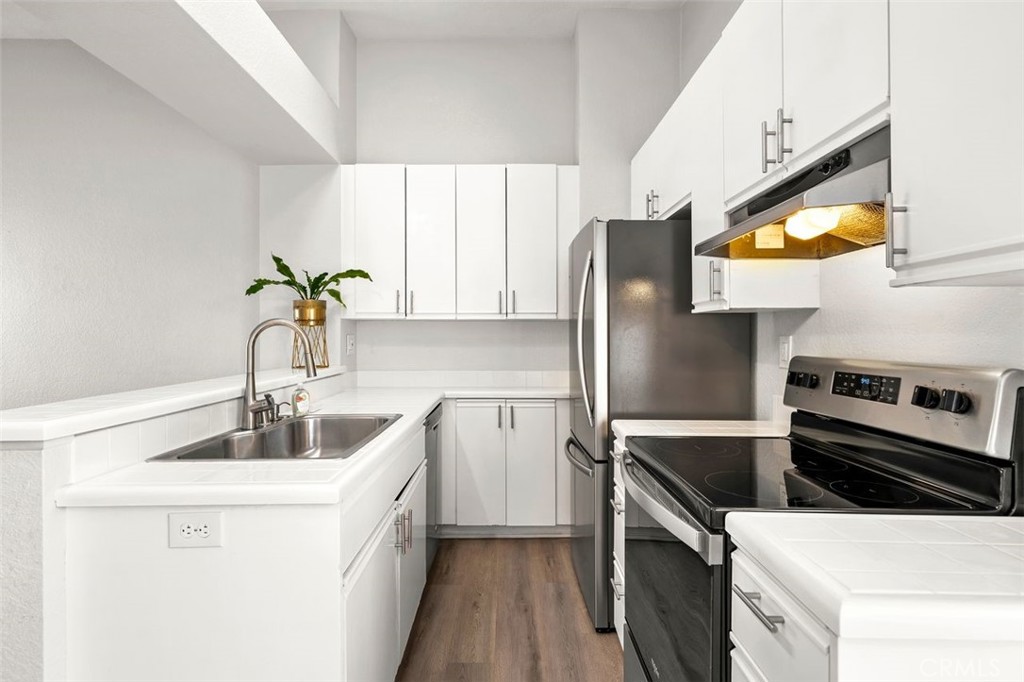 Sparkling white kitchen - 39 Martinique Street 273, Laguna Niguel CA 92677 - photo 5