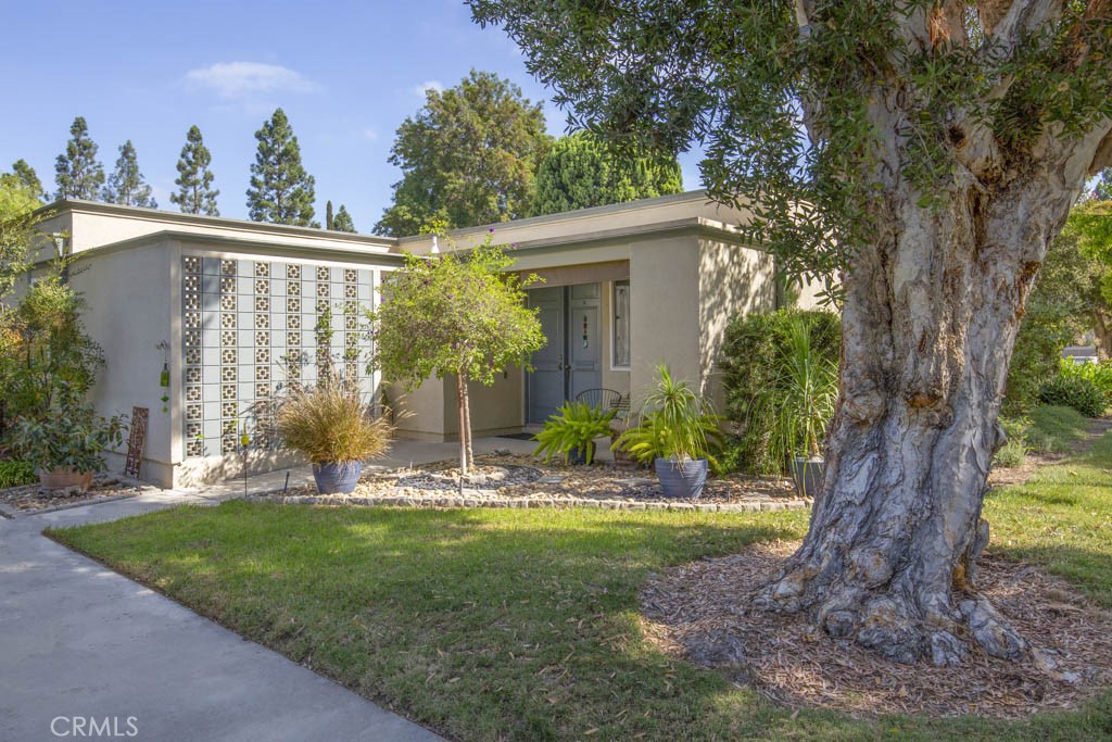 Welcome to 111-A Via Estrada - a lovely single-level, end-unit, two-bedroom, one-bath Barcelona residence in the Laguna - 111 Via Estrada A, Laguna Woods CA 92637 - photo 1