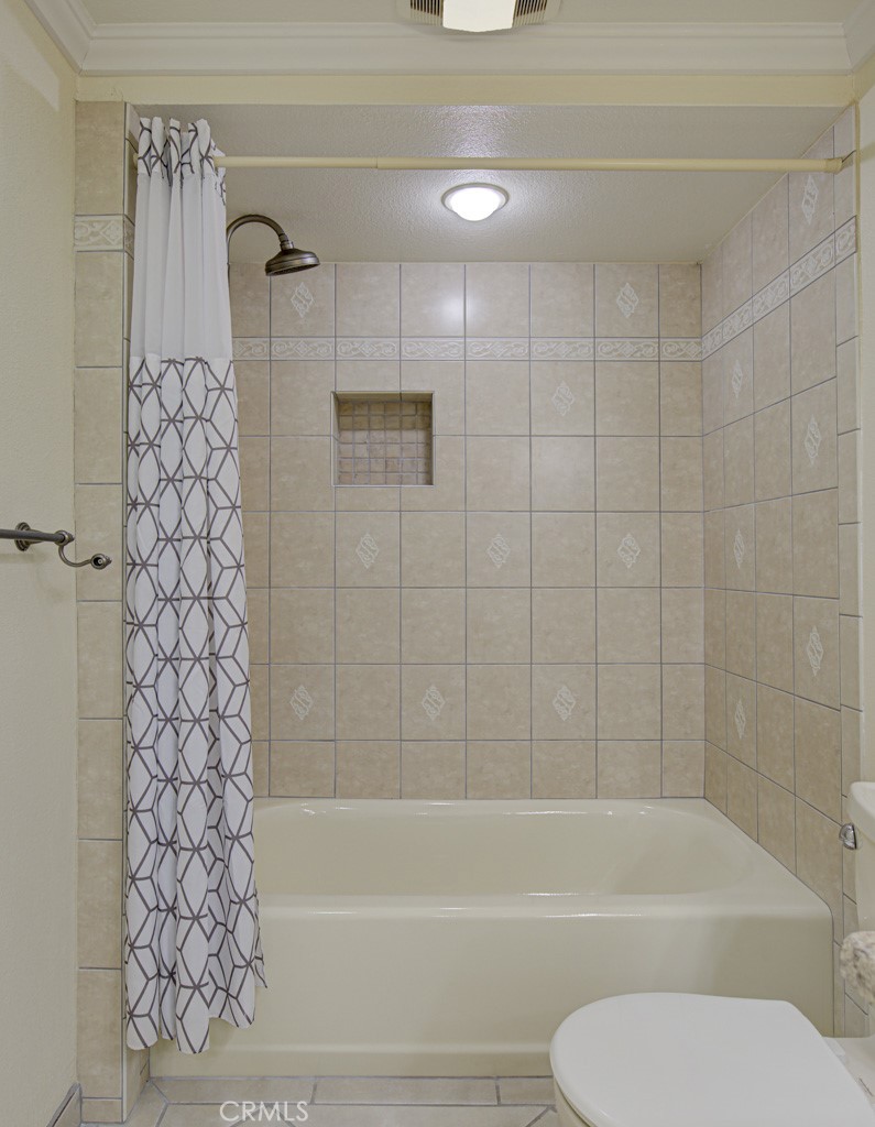 Tub/shower combo in guest bathroom. - 2 Via Castilla E, Laguna Woods CA 92637 - photo 19