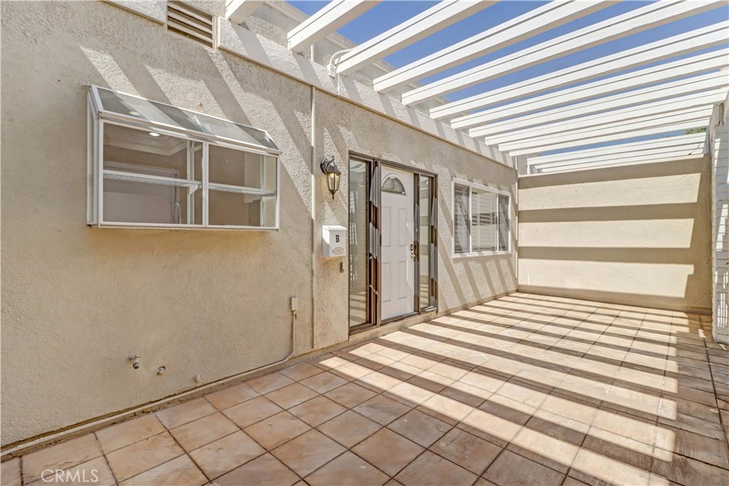 Large front patio - 2005 Via Mariposa W B, Laguna Woods CA 92637 - photo 3