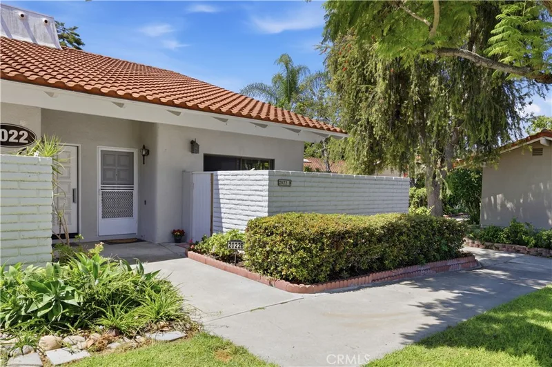 2022 Via Mariposa East B, Laguna Woods, CA 92637