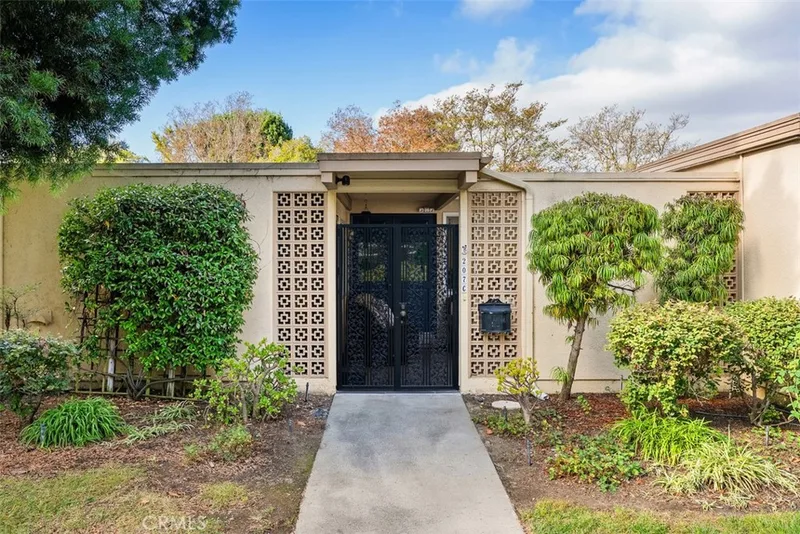 207 Avenida Majorca C, Laguna Woods, CA 92637