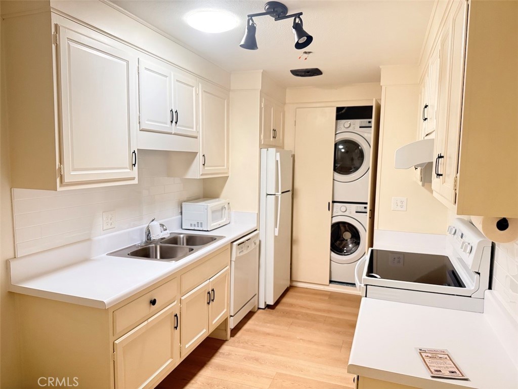 Beautiful sun shining through the sola tube. Includes stackable washer and dryer. - 2149 Ronda Granada F, Laguna Woods CA 92637 - photo 2