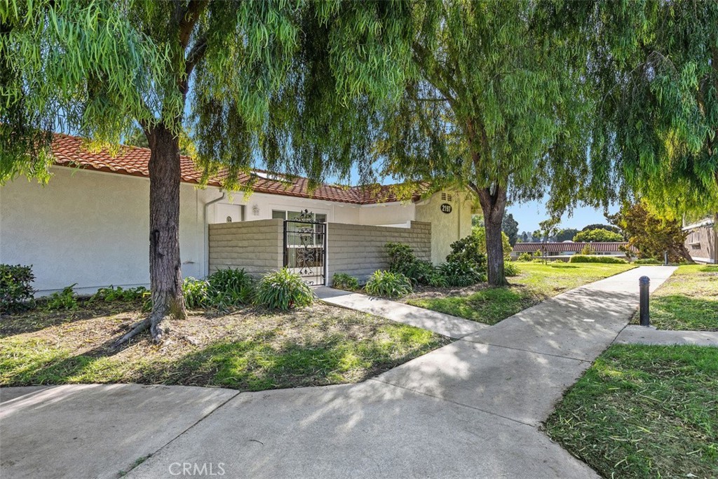 2197 Via Mariposa East B, Laguna Woods CA 92637 - photo 2