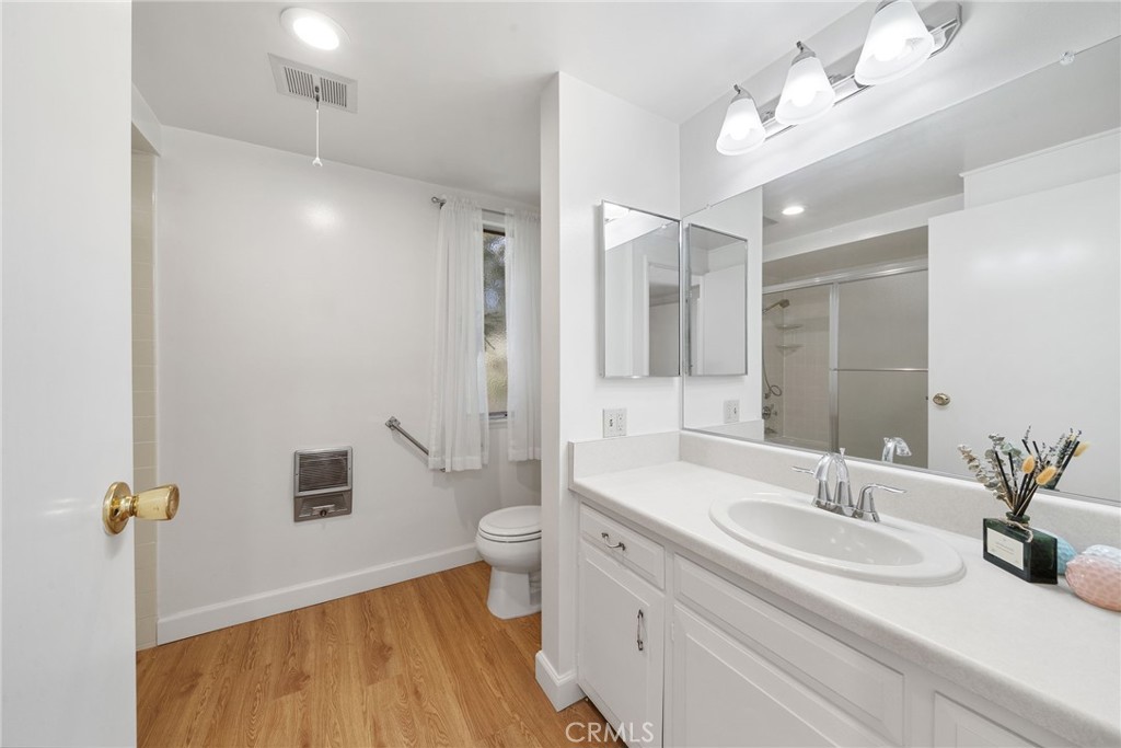 Primary en-suite bathroom - 225 Avenida Majorca N, Laguna Woods CA 92637 - photo 15