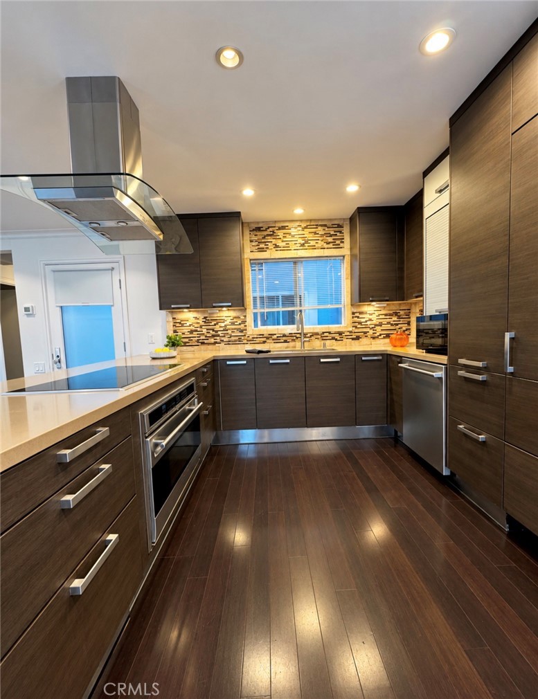 Looking into the kitchen, ready for you to start entertaining. - 2346 Via Mariposa W A, Laguna Woods CA 92637 - photo 11