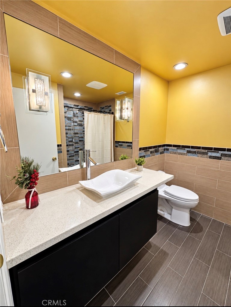 The second bath is a luxuriously remodeled retreat with custom tile and an elegant, upscale finish. - 2346 Via Mariposa W A, Laguna Woods CA 92637 - photo 22
