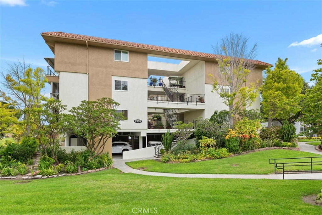 3 Story building across the street from golf course - 2355 Via Mariposa 3H, Laguna Woods CA 92637 - photo 1