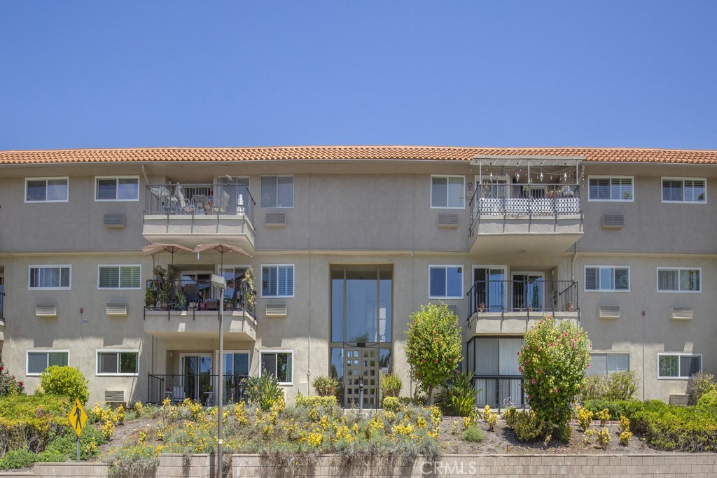 Welcome to 2370-2C Via Mariposa - a two-bedroom, two-bath Garden Villa residence in the Laguna Woods senior community. - 2370 Via Mariposa W 2C, Laguna Woods CA 92637 - photo 1