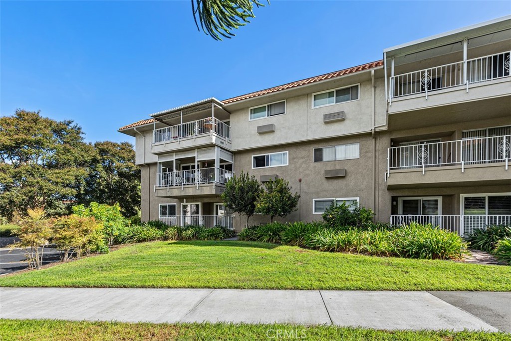2390 Via Mariposa W 1H, Laguna Woods CA 92637 - photo 35