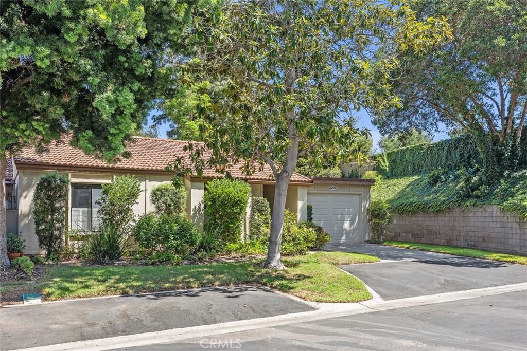 Charming end unit off gate 7 in Laguna Woods - 3205 Via Buena Vista D, Laguna Woods CA 92637 - photo 1