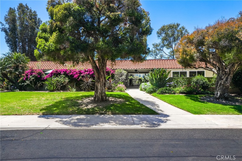 End unit with nobody living above. Walk in off the street - no stairs - 3253 San Amadeo N, Laguna Woods CA 92637 - photo 1