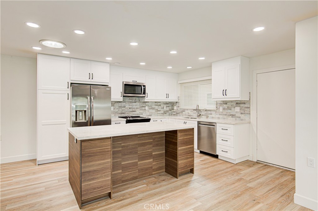 Large custom gourmet kitchen - 3310 Via Carrizo Q, Laguna Woods CA 92637 - photo 8
