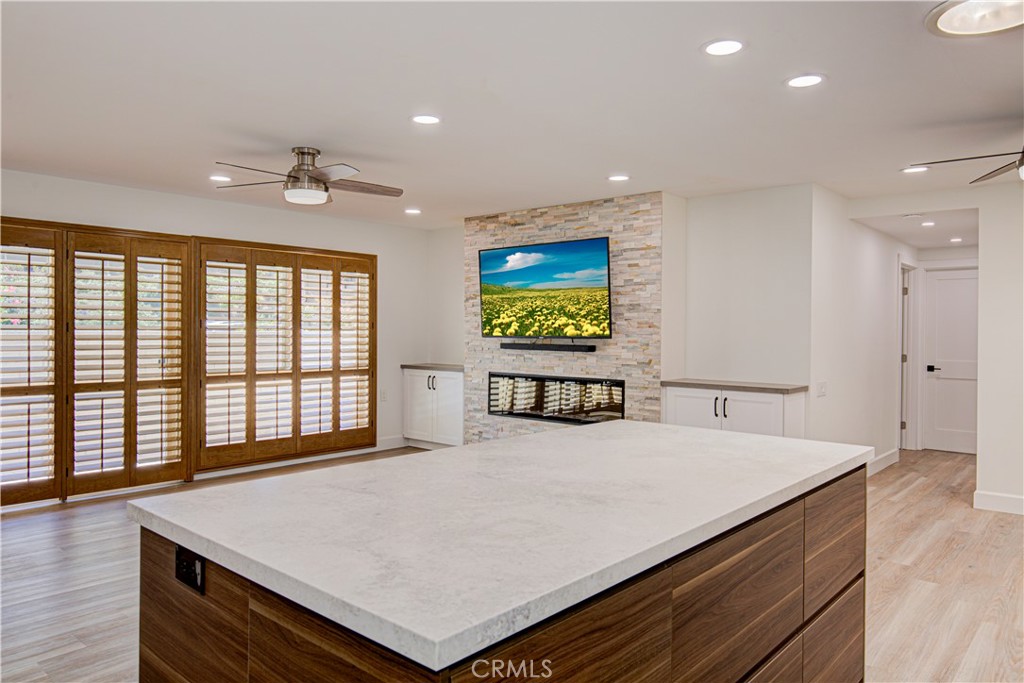 Quartz countertop island - 3310 Via Carrizo Q, Laguna Woods CA 92637 - photo 19