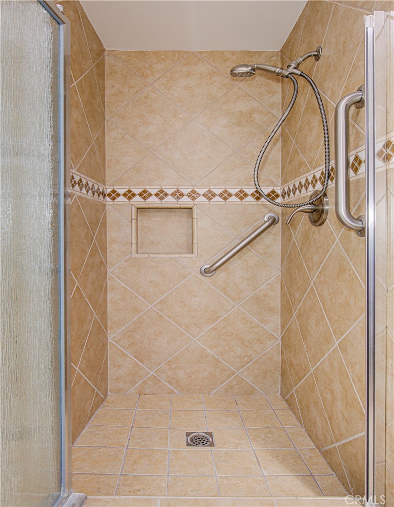 Walk-in shower - 3310 Via Carrizo Q, Laguna Woods CA 92637 - photo 34