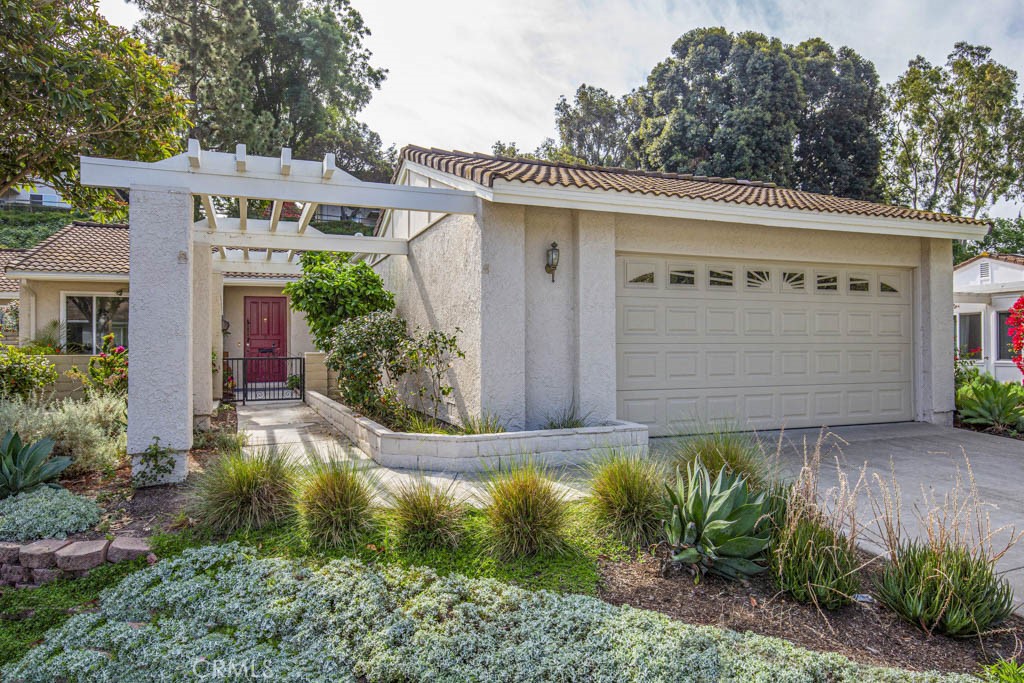 Welcome to 3313-B San Amadeo - a lovely upgraded three-bedroom, two-bathroom, single-level, end-unit LA REINA residence - 3313 San Amadeo B, Laguna Woods CA 92637 - photo 1