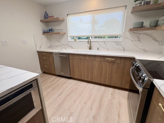 Large kitchen window overlooks the front courtyard. - 3386 Punta Alta A, Laguna Woods CA 92637 - photo 14