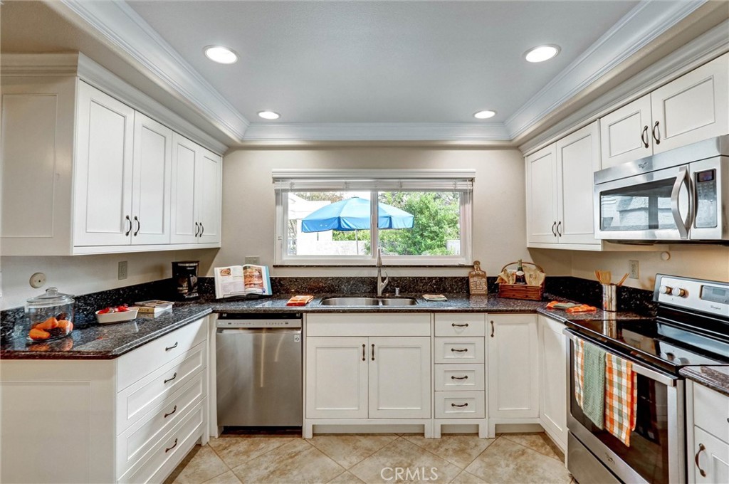 Light and bright kitchen overlooking the courtyard - 3400 Punta Alta A, Laguna Woods CA 92637 - photo 7