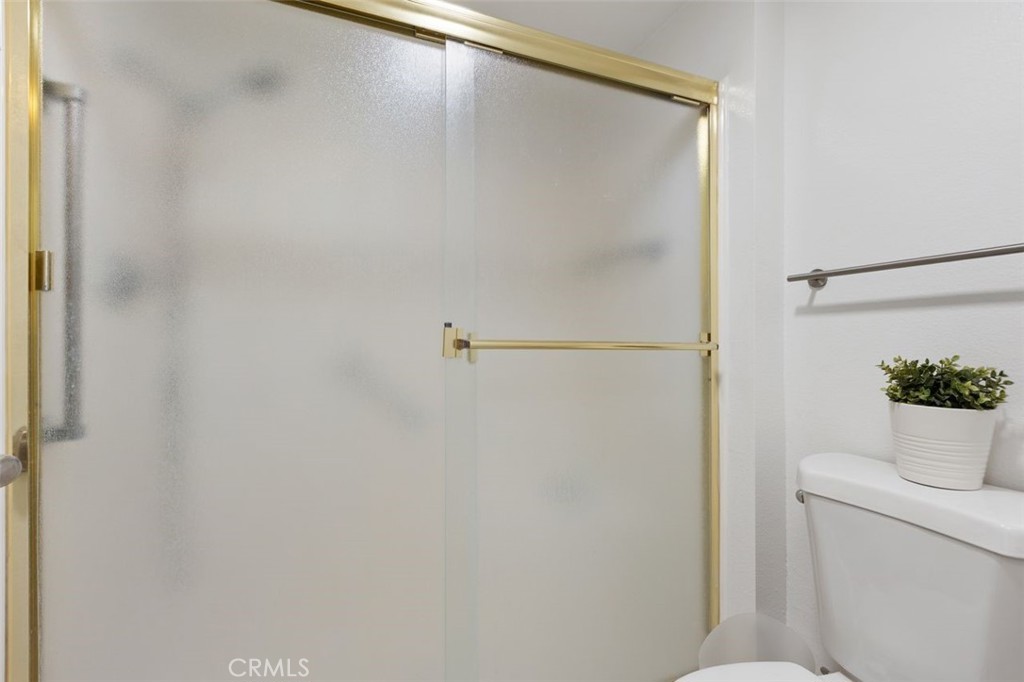 Primary Bath with grab bars. - 4013 Calle Sonora Oeste Unit 2E, Laguna Woods CA 92637 - photo 30