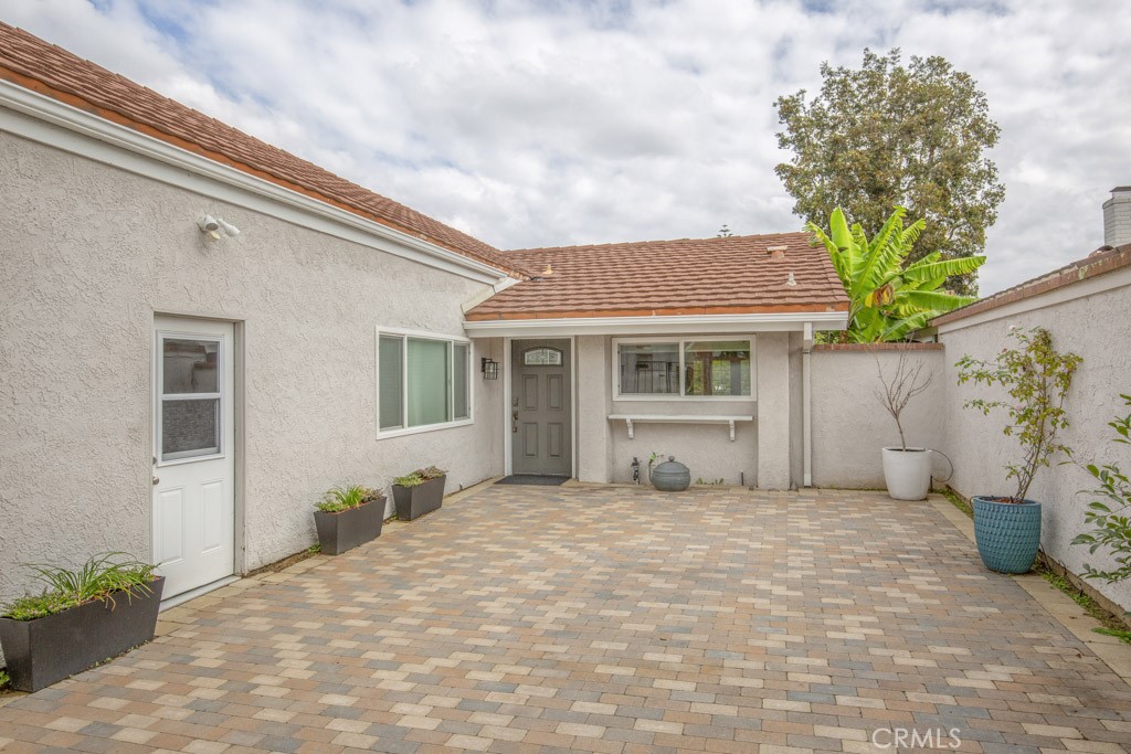 Massive front courtyard measuring over 600 sq. ft. is perfect for large-scale outdoor entertaining or dining. Access doo - 5016 Jardin, Laguna Woods CA 92637 - photo 3