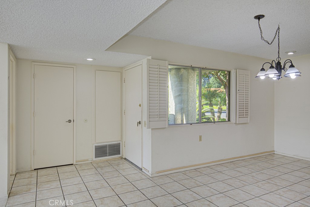 Entry to the residence and dining area at right. - 5380 Avenida Sosiega B, Laguna Woods CA 92637 - photo 6
