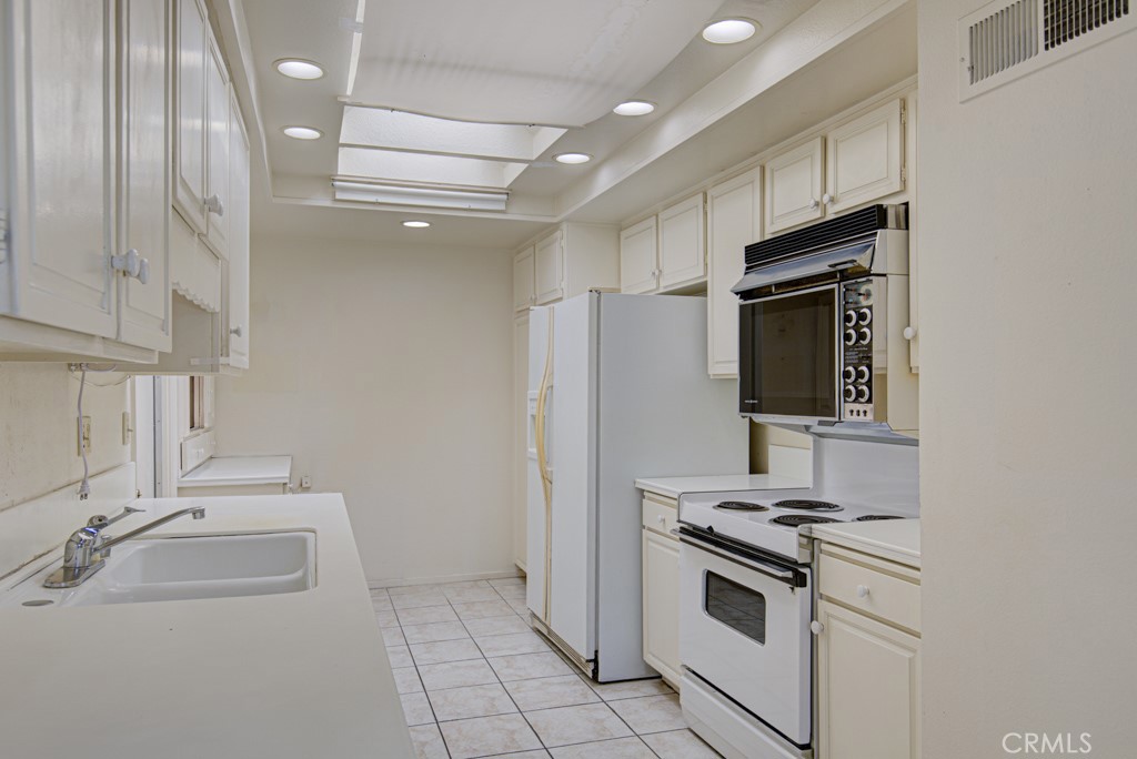 Another view of the kitchen. - 5380 Avenida Sosiega B, Laguna Woods CA 92637 - photo 10