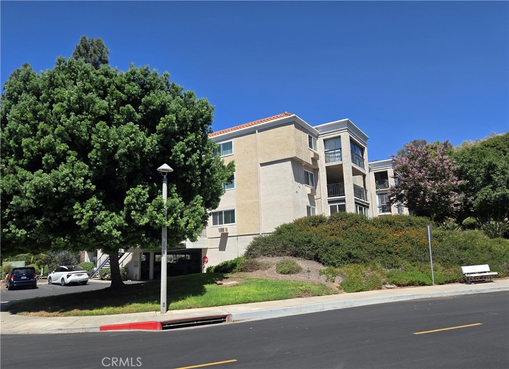 2nd floor corner end unit condo. - 5499 Paseo Del Lago W 2H, Laguna Woods CA 92637 - photo 1