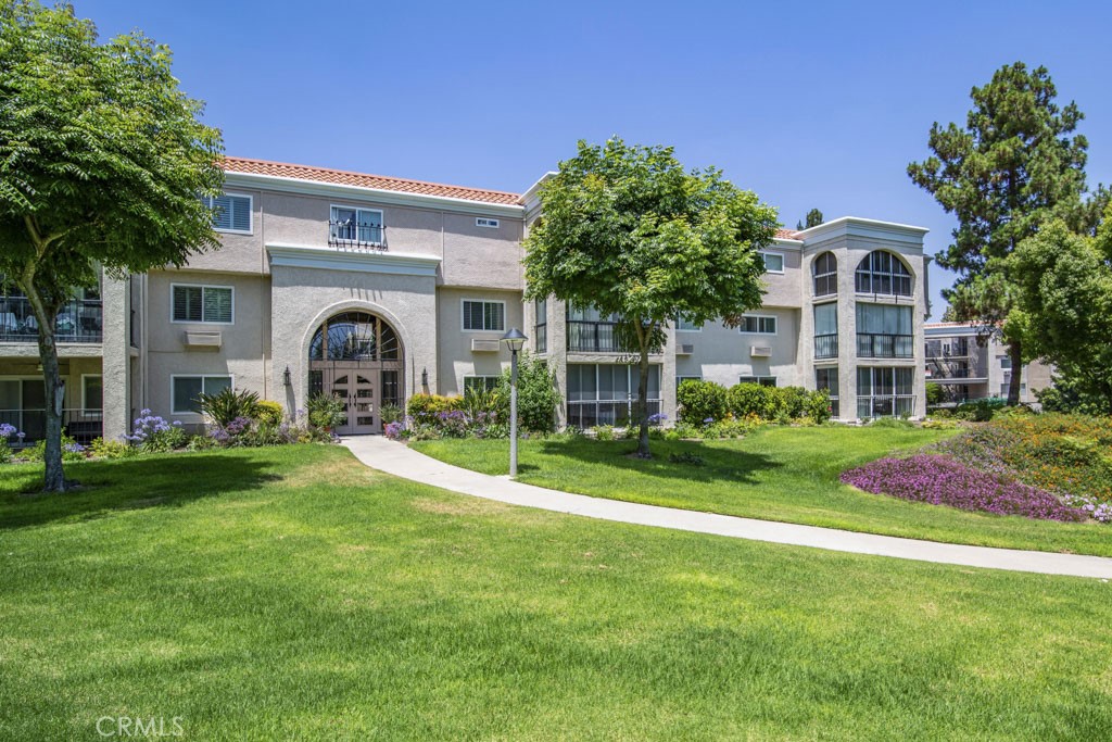 Front view of the building - 5500 Paseo Del Lago W 2F, Laguna Woods CA 92637 - photo 1